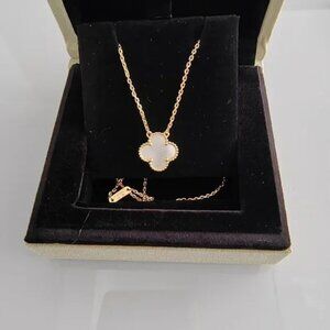 🎇🎇Van Cleef & Arpels White Mother-of-Pearl Necklace🎇🎇